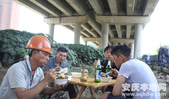 三轮车师傅在大桥下吃午餐.jpg